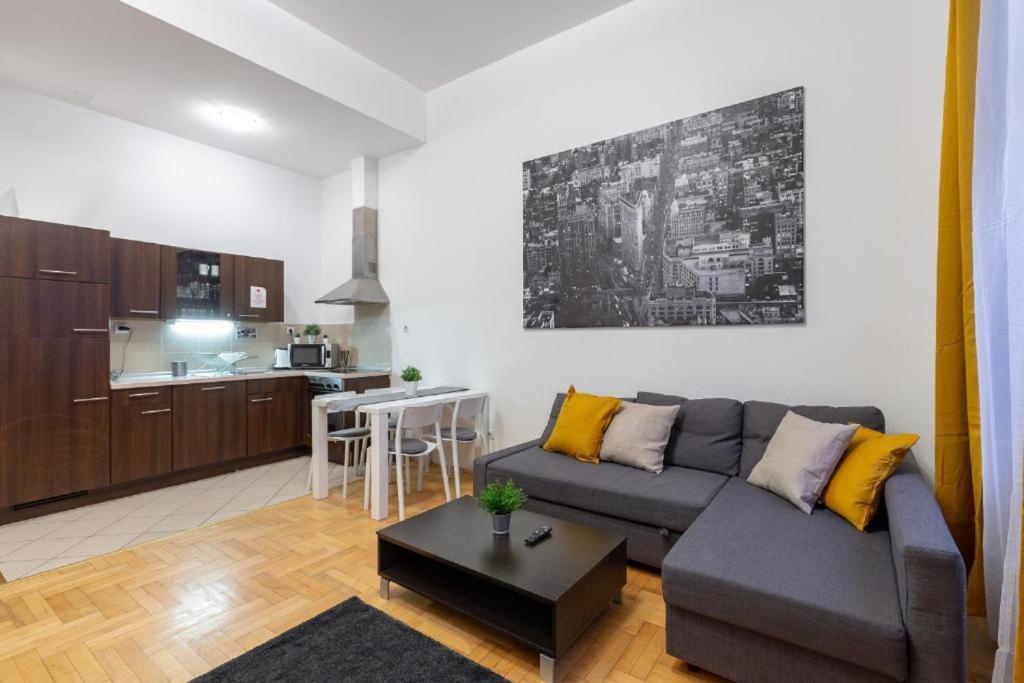 Downtown Home In The Gozsdu Garden Budapest Esterno foto