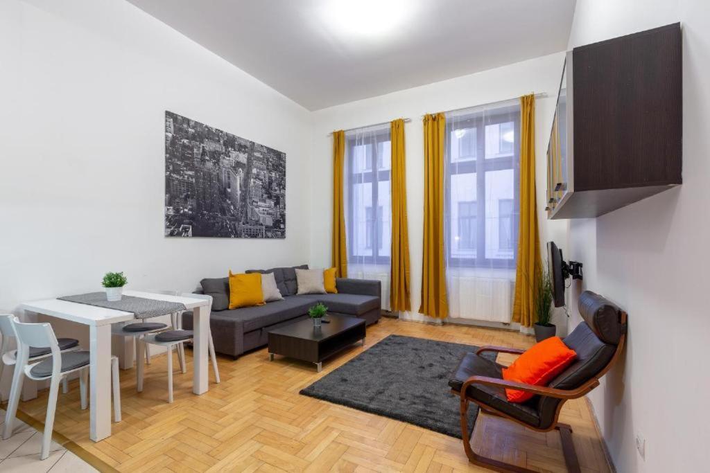 Downtown Home In The Gozsdu Garden Budapest Esterno foto